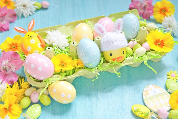 Ozdoby Wielkanocne Z Kolorowymi Jajkami, Cukierkami I Kwiatami
