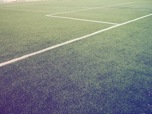 Oznaczenie boiska piłkarskiego na zielonej trawie Białe linie o szerokości nie większej niż 12 cm lub 5 cali Powierzchnia boiska do piłki nożnej Linie boczne Linie bramkowe Blask słoneczny Kolor i gradient światła