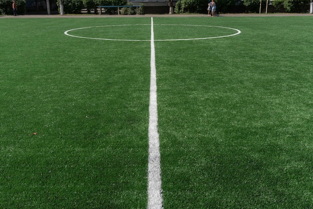 Oznakowanie na nowoczesnym stadionie ze sztuczną nawierzchnią Stadion szkolny