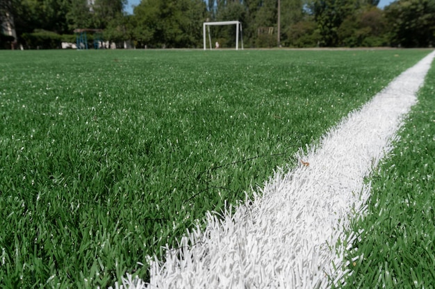 Oznakowanie na nowoczesnym stadionie ze sztuczną nawierzchnią