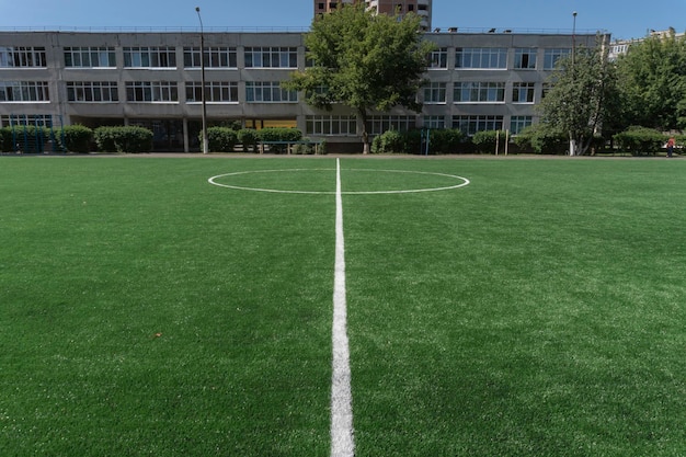 Oznakowanie na nowoczesnym stadionie ze sztuczną nawierzchnią