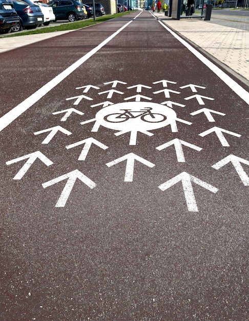 Zdjęcie oznakowanie pasa ruchu rowerowego białą farbą