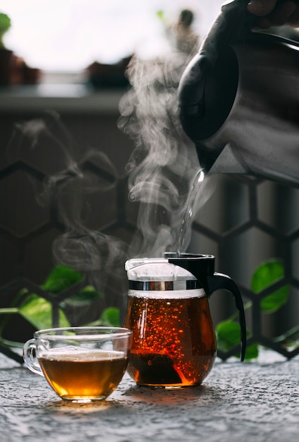 pachnąca herbata i czajniczek