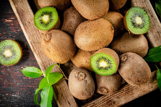 Pachnące kiwi z liśćmi na tacy