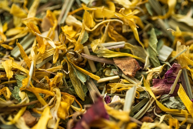 Pachnące suche ziołowe liście herbaty