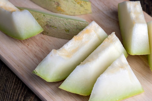 Pachnący dojrzały melon pokrojony na dużą liczbę kawałków