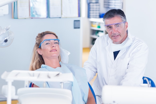 Pacjent i dentysta uśmiecha się do kamery