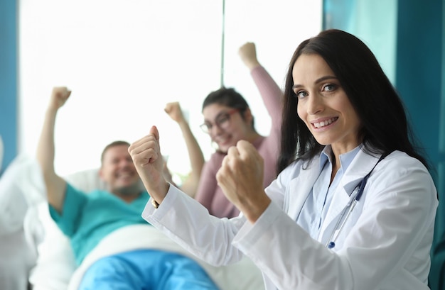 Pacjent-lekarz podniósł ręce, ciesząc się z powrotu do zdrowia