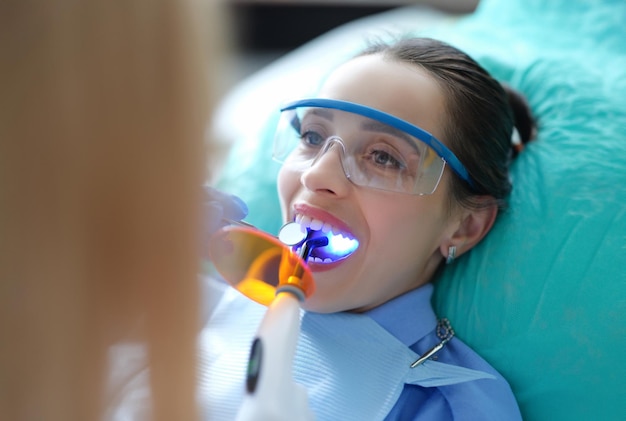 Pacjent odwiedzający dentystę w celu regularnych kontroli i wypełniania zębów z bliska
