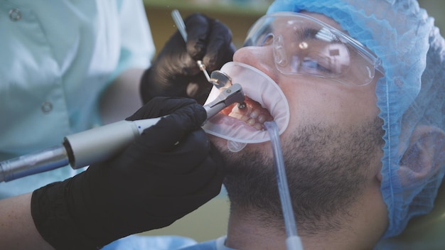 Pacjent płci męskiej w stomatologii na fotelu dentystycznym