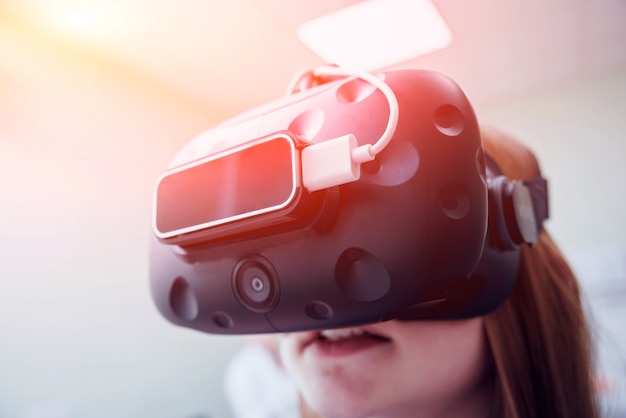 Pacjent w okularach wirtualnej rzeczywistości. Sprawdzanie wzroku dziewczyny za pomocą wirtualnej rzeczywistości.