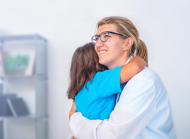 Pacjent Z Dzieckiem Przytulający Się Do Lekarza Z Ufnością W Biurze
