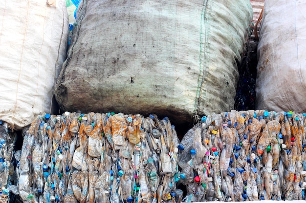 Paczka plastikowych śmieci do recyklingu