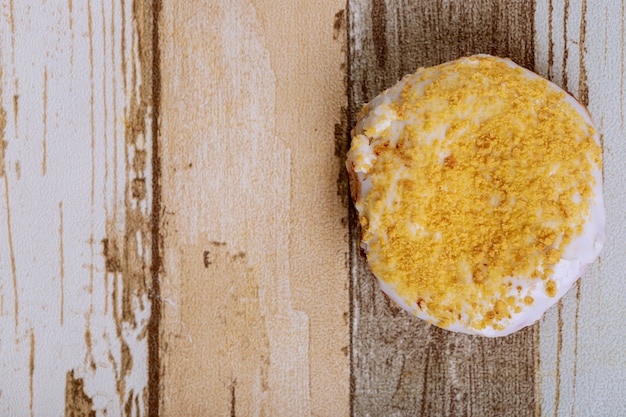 Pączki na drewnianym stole. Widok z góry z miejsca na kopię