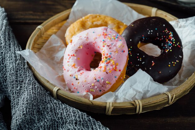 pączki na drewnianym stole