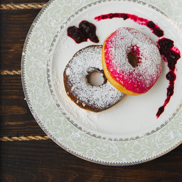 Pączki Posypane Cukrem Pudrem I Dżemem