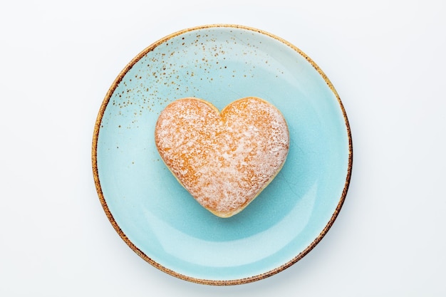 Pączki w kształcie serca cruller w kształcie serca Domowe pączki w kształcie serca z cukrem pudrem na białym tle