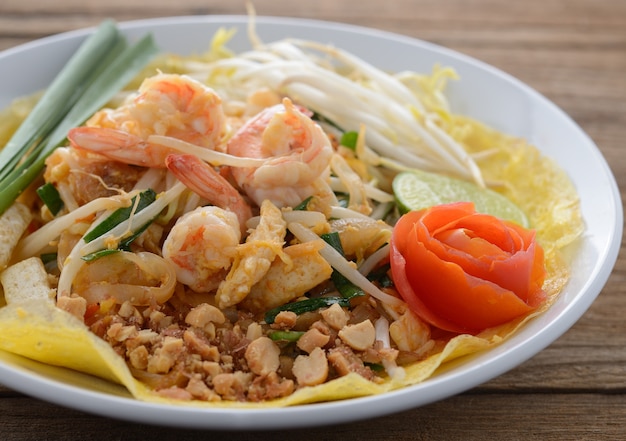 Pad thai. Makaron po tajsku