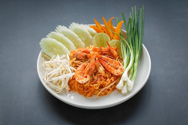 Pad Thai, Pud Thai smażony makaron z krewetkami podany z kiełkami fasoli mung, ogórkiem, limonką, chilli i szczypiorkiem