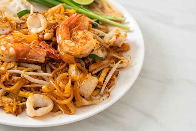 Pad Thai Seafood - Smażony makaron z krewetkami, kalmarami lub ośmiornicą i tofu po tajsku