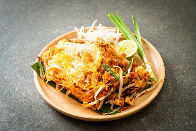 Pad Thai - smażony makaron po tajsku z jajkiem - po azjatyckim stylu