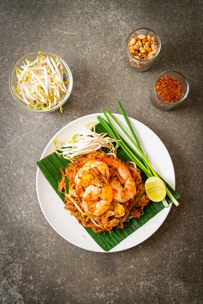 Pad Thai - smażony makaron ryżowy z krewetkami - tajskie jedzenie