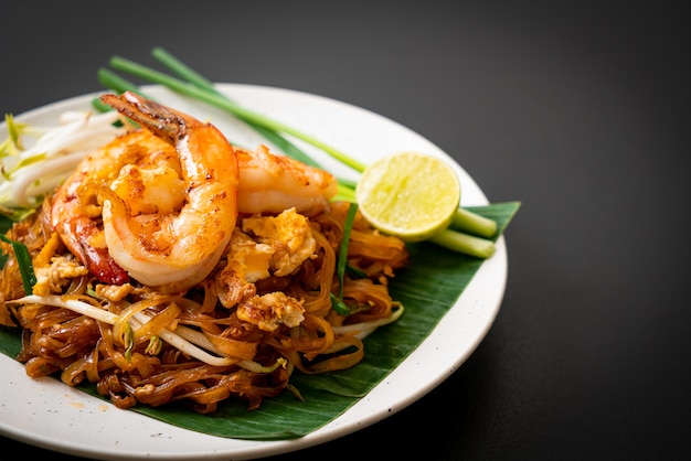 Pad Thai - Smażony Makaron Ryżowy Z Krewetkami - Tajskie Jedzenie