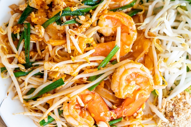 pad thai (smażony makaron ryżowy z krewetkami)