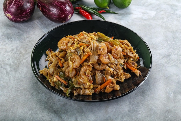 Pad thai z jajem i krewetkami