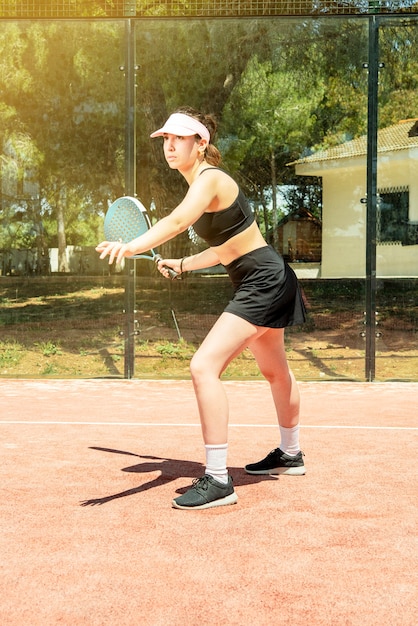 Padel Tenisistka Gra Latem Na Korcie Zewnętrznym