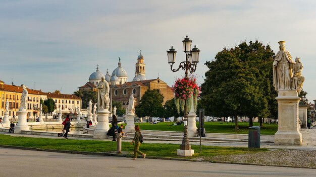 Padua Włochypiazza Prato Della Valle Na Opactwie Santa Giustina