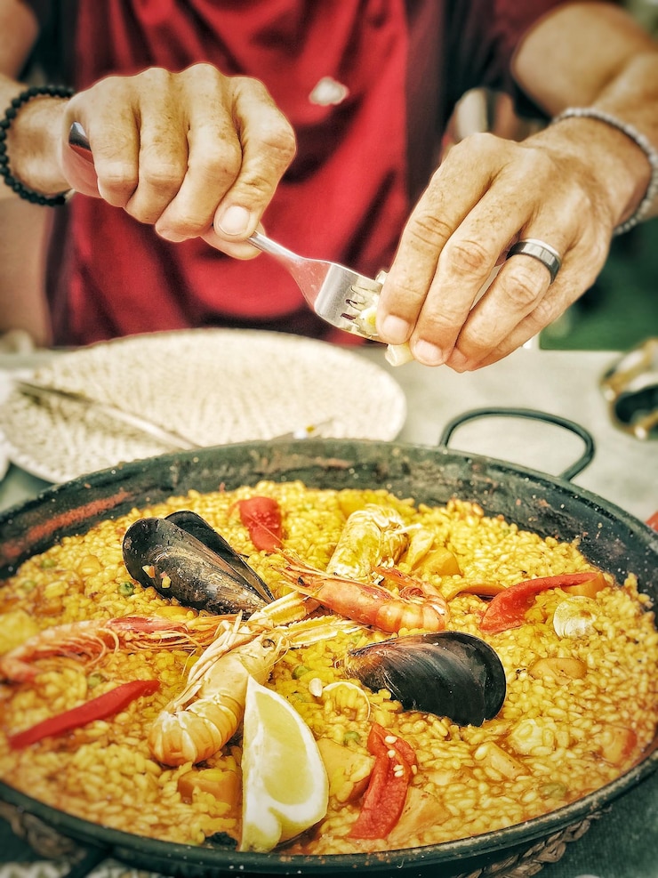 Zdjęcie paella mariscos y limon