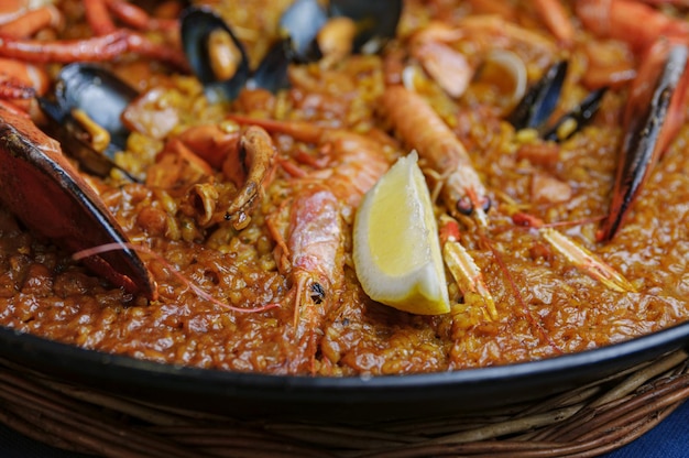 Paella owoce morza i tradycyjne hiszpańskie potrawy z homara?