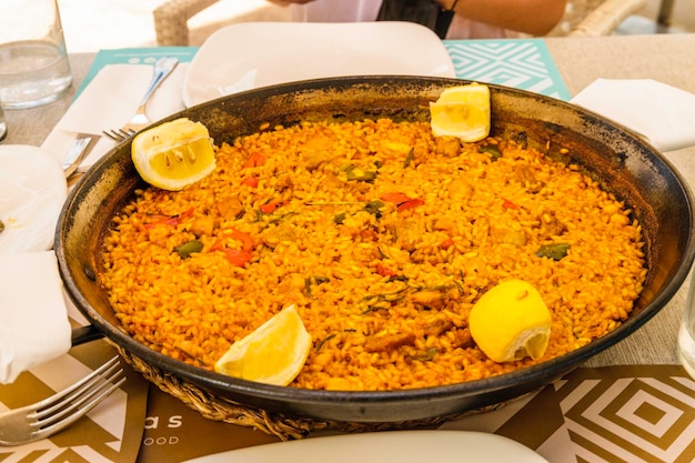 Paella przygotowana na śródziemnomorskim targu ulicznym w Alicante, Hiszpania