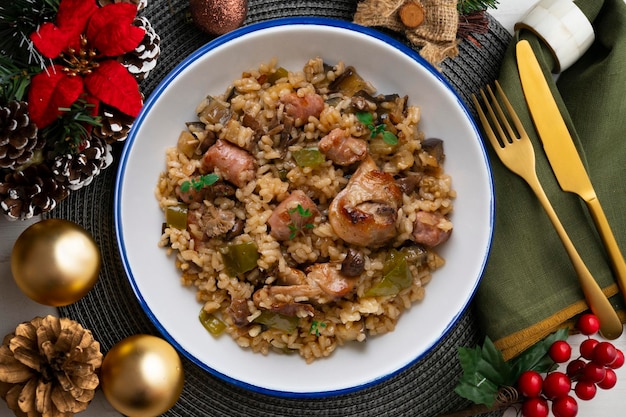 Paella Ryżowa Z Kiełbaskami Królikowymi I Zieloną Fasolą świąteczne Jedzenie W Hiszpanii