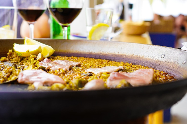 Zdjęcie paella w restauracji przybrzeżnej na wybrzeżu
