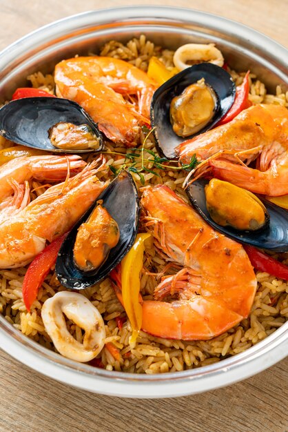 Paella z owocami morza z krewetkami, małżami, małżami na ryżu szafranowym - po hiszpańsku?