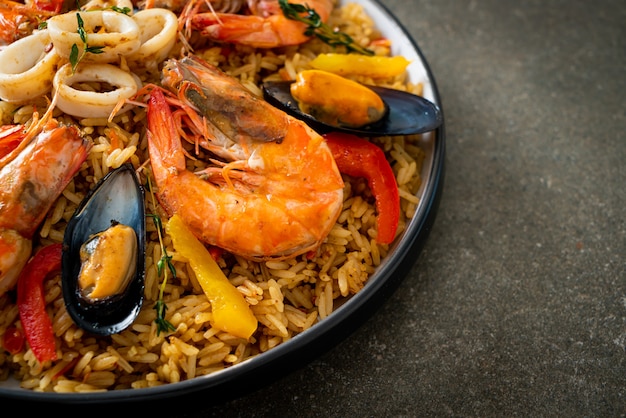 Paella z owocami morza z krewetkami, małżami, małżami na ryżu szafranowym - po hiszpańsku?