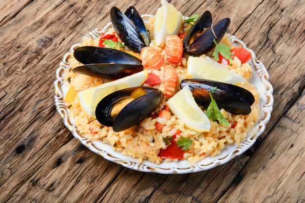 Paella z owocami morza