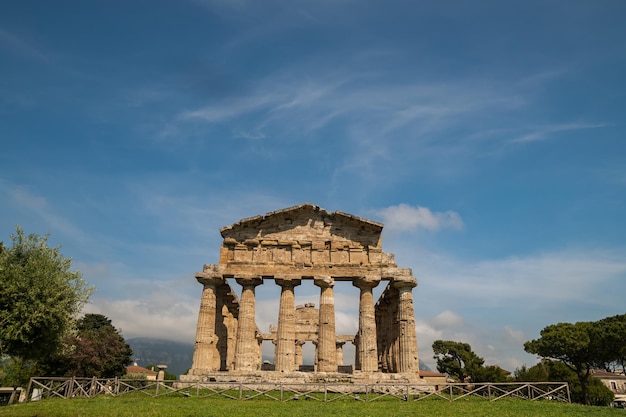 Paestum pierwotnie Syberyjska kolonia Posejdona Starożytne starożytne miasto Świątynia Ateny to monumentalna budowla z kolumnami