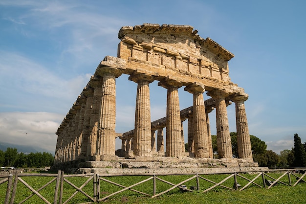 Paestum pierwotnie Syberyjska kolonia Posejdona Starożytne starożytne miasto Świątynia Ateny to monumentalna budowla z kolumnami