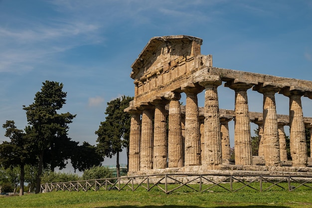 Paestum pierwotnie Syberyjska kolonia Posejdona Starożytne starożytne miasto Świątynia Ateny to monumentalna budowla z kolumnami