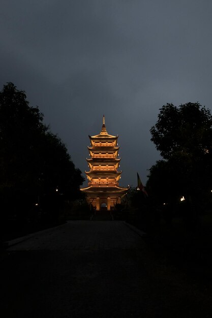 Pagoda Bai Dinh oświetla się w nocy odzwierciedlając się w pięknych basenach Wietnam