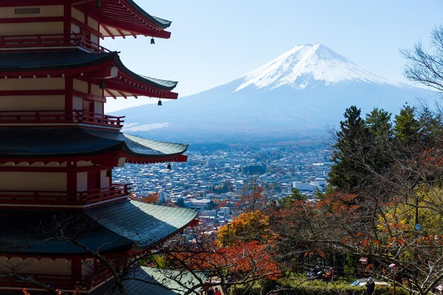 Pagoda Chureito i góra Fujisan z niebieskim niebem