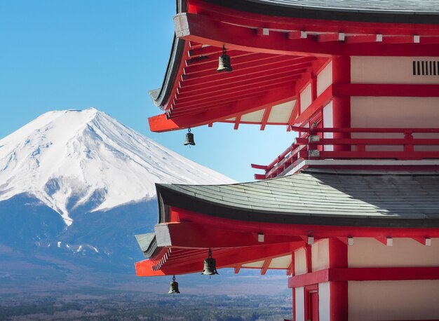 Pagoda Chureito Z Mount Fuji W Słoneczny Dzień.