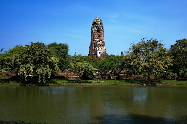 Pagoda i kanał wodny Ayutthaya