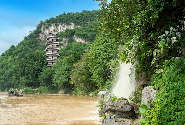 Pagoda i wodospad nad rzeką, Liuzhou, Chiny.