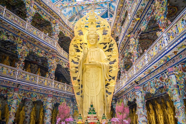 Pagoda Linh Phuoc w Da Lat Wietnam Słynny punkt orientacyjny świątyni buddyjskiej ze szkła porcelanowego Dalat Złoty posąg Guanyin w pagodzie Linh Phuoc jest również znany jako pagoda Ve Chai