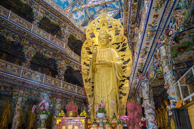 Pagoda Linh Phuoc w Da Lat Wietnam Słynny punkt orientacyjny świątyni buddyjskiej ze szkła porcelanowego Dalat Złoty posąg Guanyin w pagodzie Linh Phuoc jest również znany jako pagoda Ve Chai