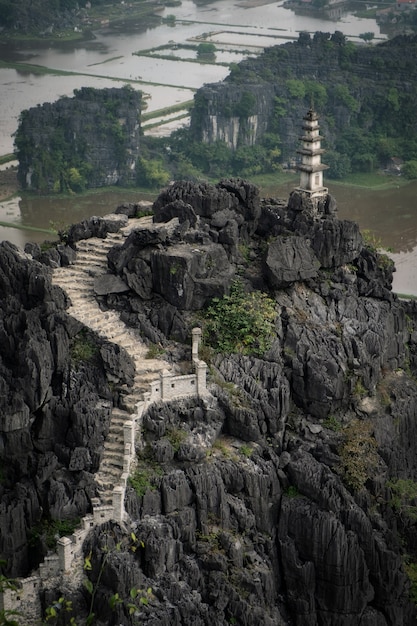 Zdjęcie pagoda na szczycie wzgórza w ninh binh